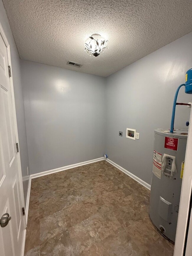 Building Photo - 3 bedroom, 2 bath House