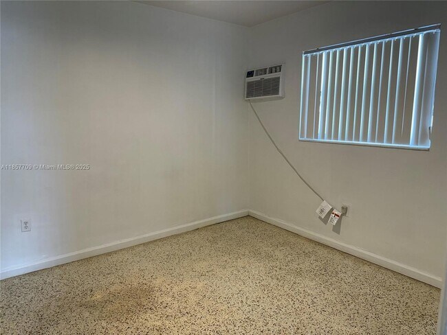 Building Photo - 320 W 10th St