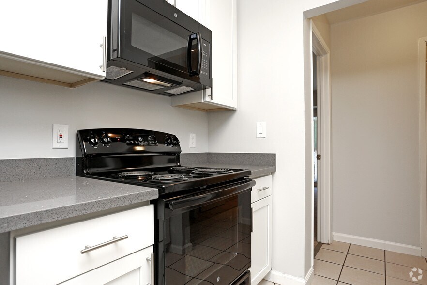 2x2 available now - Redwood Plaza Apartments