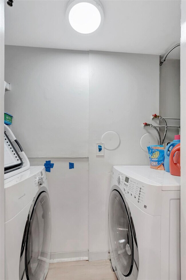 Building Photo - 899 Jeffery St