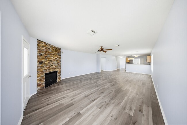 Building Photo - 627 Regal Hollow Ln