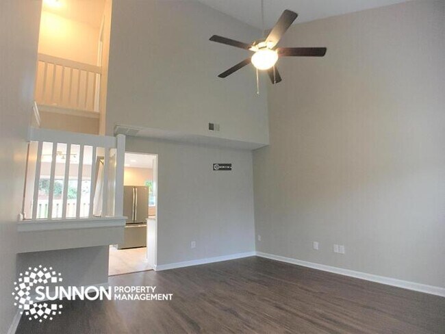 Building Photo - Beautiful End Unit Townhome in Mallard Creek!