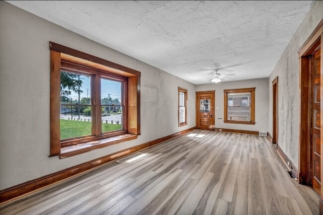 Building Photo - 1261 E 123rd St