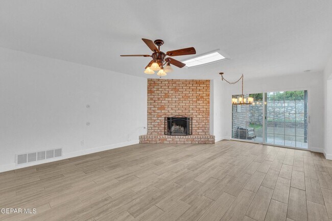 Building Photo - Come to check this beautiful house 4 bedrooms, possible 5th bed and 3 baths.