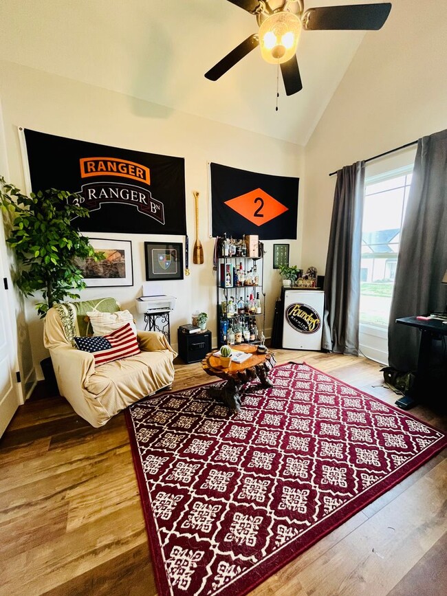 Building Photo - Georgous Large Open Floor Plan Home with Easy Commute to Nashville