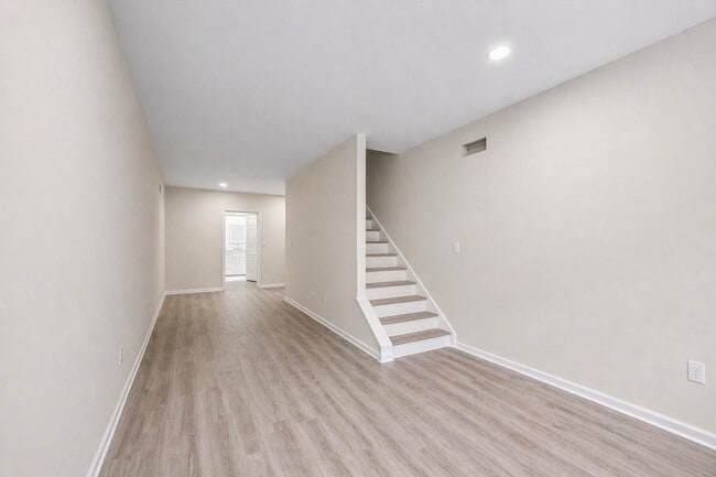 Building Photo - 1359 Crease St