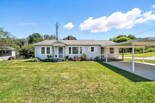 Primary Photo - Charming 1950s 3 bed /2 bath Bungalow on S...