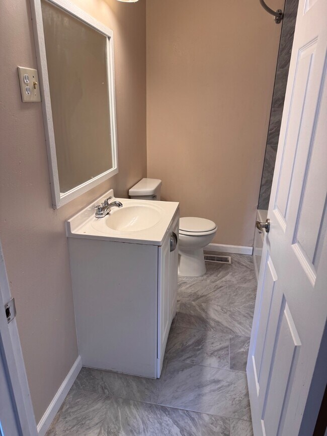 Building Photo - 1305 Davis St