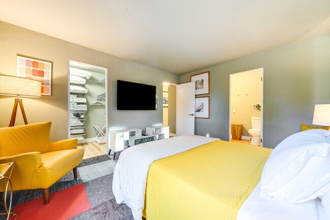 Building Photo - 1425 S Puget Dr