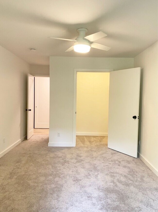 Building Photo - Beautiful 2 Bedroom Two Mile Creek Condo ; Remodeled and Updated right next to Rayback