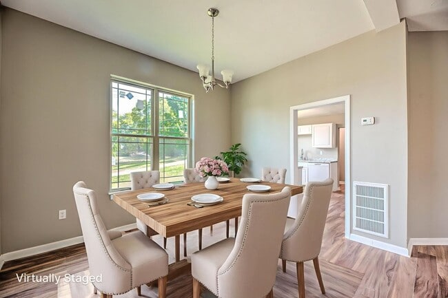 Building Photo - Knoxville 37914 - CHARMING 2 BEDROOM 1 BATH HOME WITH BONUS LOT! Contact Lisa Vineyard & Shannon ...