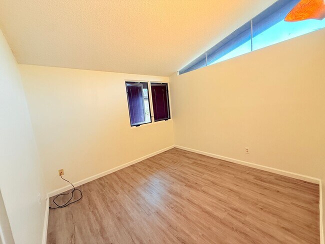 Building Photo - 401 N Lupine St