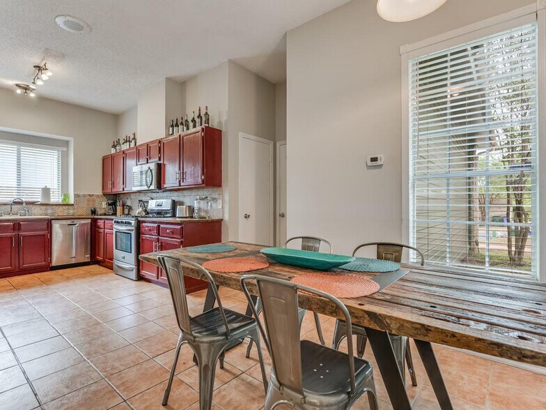 Building Photo - 14608 Town Hill Dr