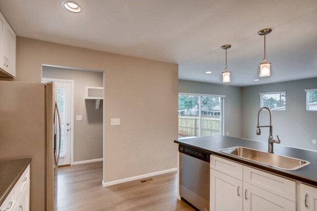 Building Photo - Spacious 5 BED Home for Lease