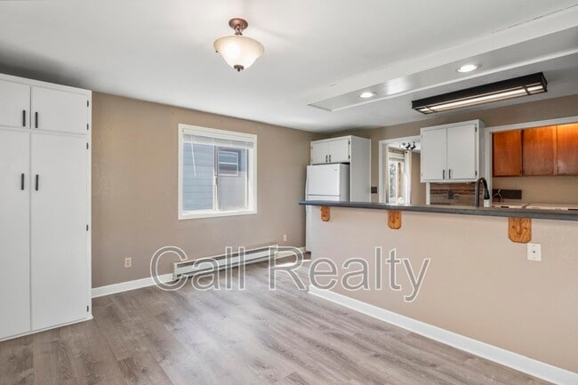 Building Photo - 5424 N Oak St