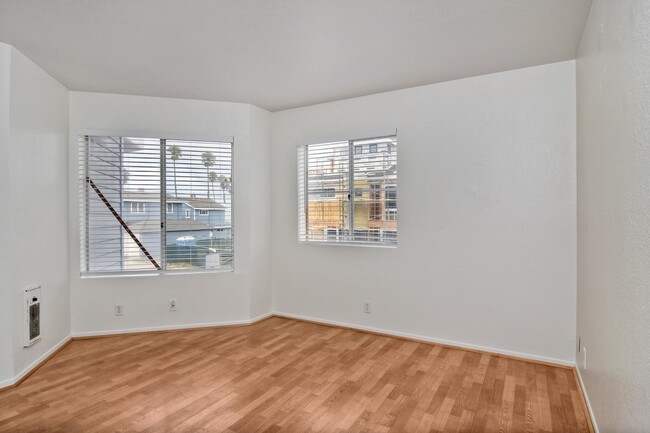 Building Photo - Cute 2 Bedroom Condo Steps Away from Endle...