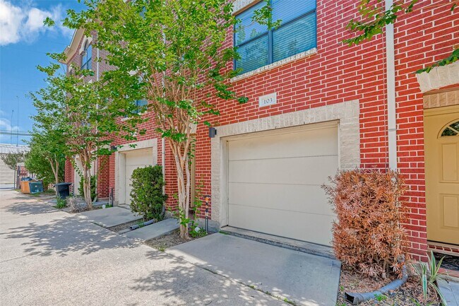 Building Photo - 11315 S Main St