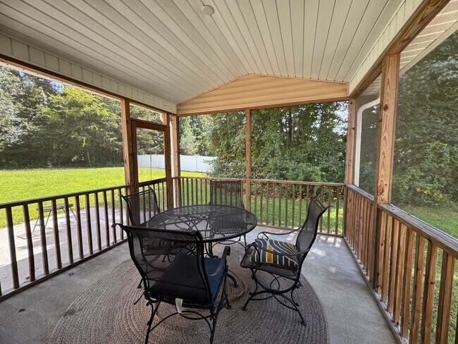 Building Photo - 5BR 3BA Home with Screened Porch