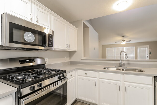 Building Photo - 2608 Hill Street Cove