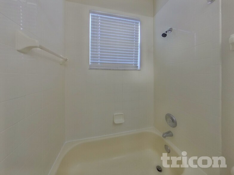 Building Photo - 1720 Mountclair Ct