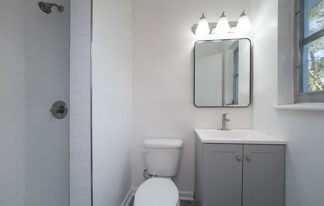 Building Photo - Gorgeous 3/2 Home