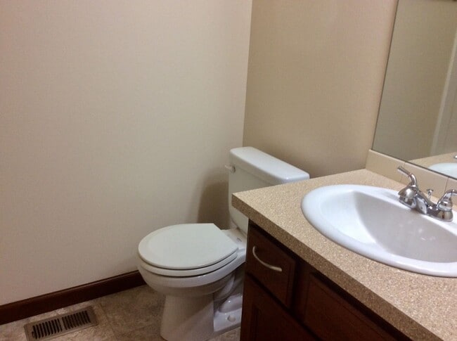 Building Photo - 4 bedroom, 3 bath Town home