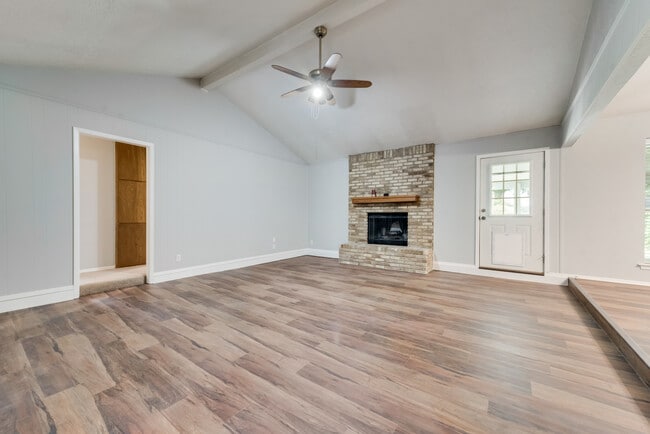 Building Photo - 1006 Walnut Pl