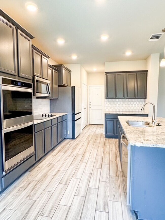 Building Photo - Stunning home with ALL THE SPACE in 3 Creeks!