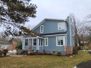 Building Photo - 566 N Shore Dr