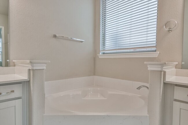 Building Photo - 27124 Regal Scott Dr