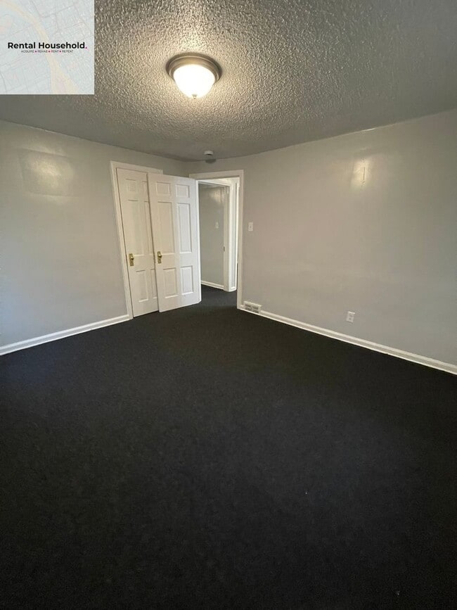 Building Photo - Beautiful 4 Bedroom Colonial Home-Section 8 ONLY