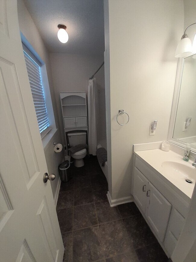 Building Photo - 2 bedroom 2 bath furnished condo $1,500 pe...