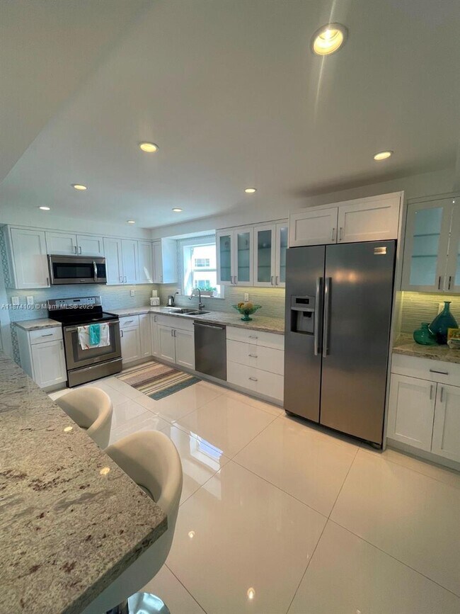 Building Photo - 5001 Collins Ave