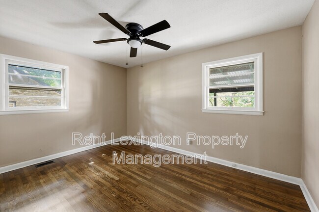 Building Photo - 141 Zandale Dr