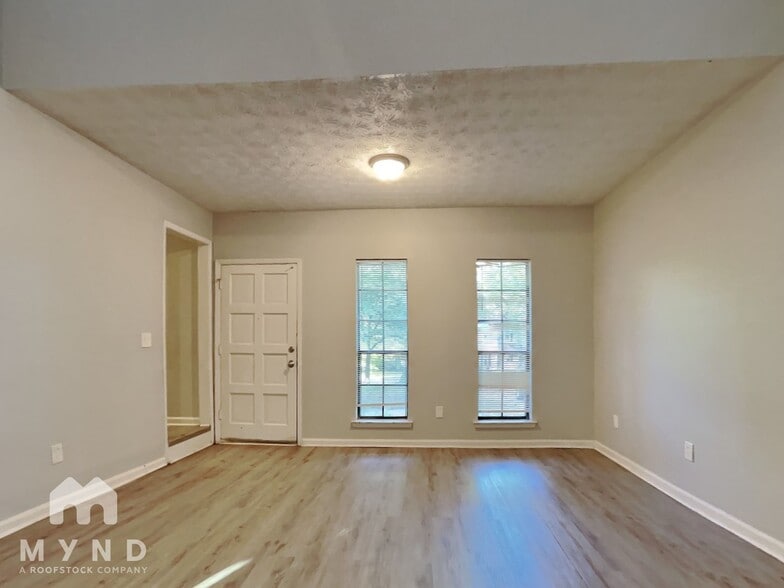Building Photo - 3047 Brook Hollow Dr
