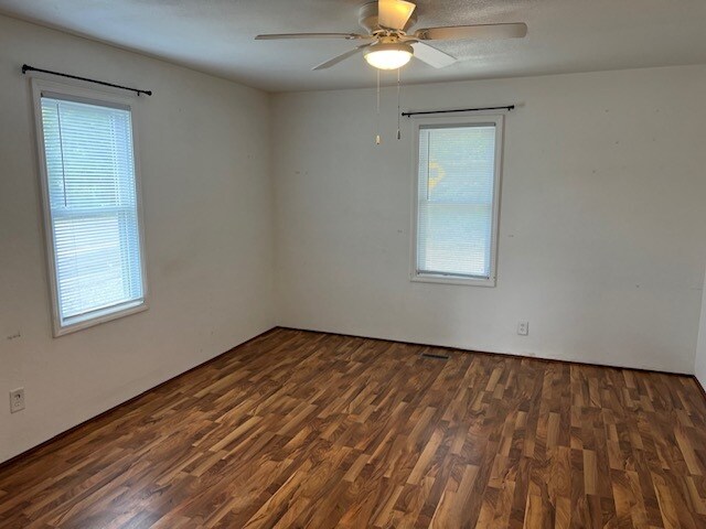 Living room - 4225 W Southport Rd