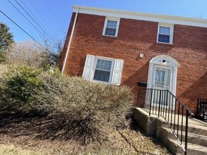 Building Photo - House on Centre Lane!