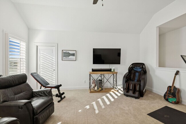 Building Photo - Luxurious living space *Fully furnished an...