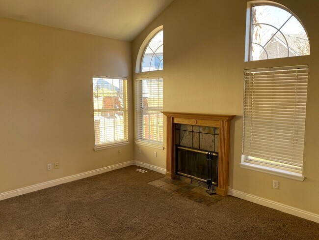 Building Photo - Stroh Ranch Gem