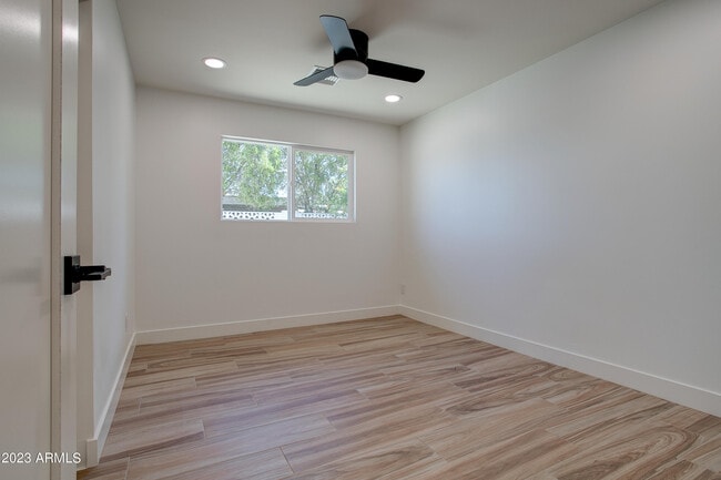 Building Photo - 4806 S La Rosa Dr