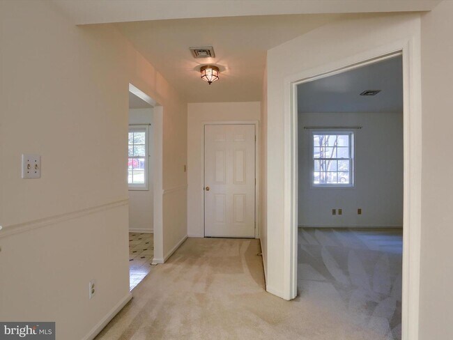 Building Photo - 1068 W Foxcroft Dr