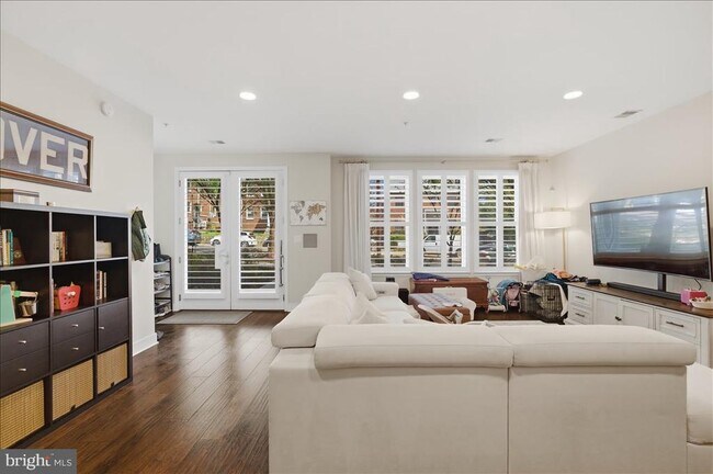 Building Photo - 1418 N Rhodes St