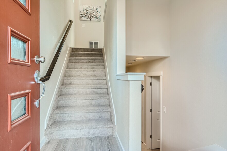 Building Photo - 6703 Lily Mountain Ln