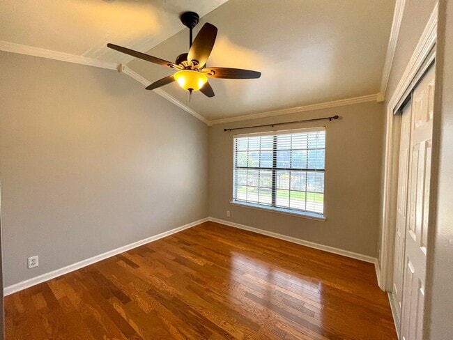 Building Photo - Cozy 1 Bedroom, 1 Bathroom Condo In the He...