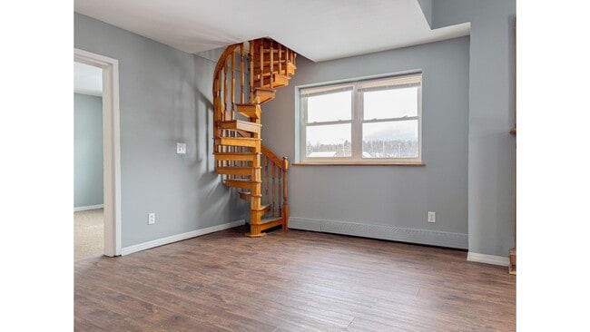 Building Photo - 3bed/3bath Renovated Townhome with Garage (Heat Included)