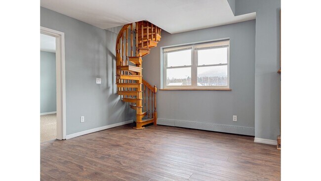 Building Photo - Stunning 3br/2bath Townhome with Private D...