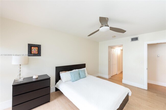 Building Photo - 575 Crandon Blvd