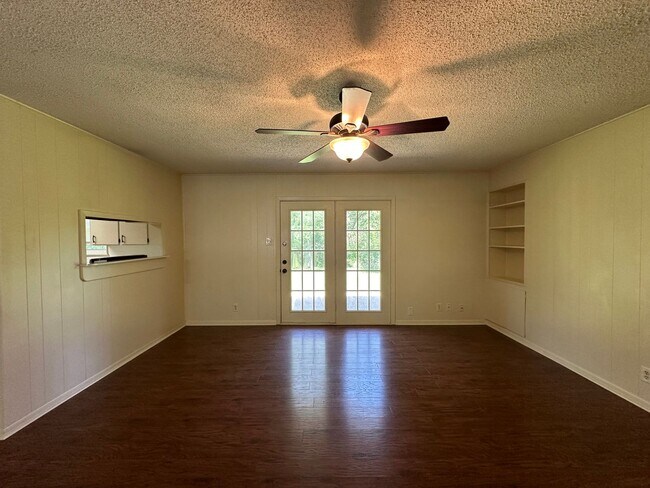 Building Photo - Charming 3 Bedroom in South Tyler!