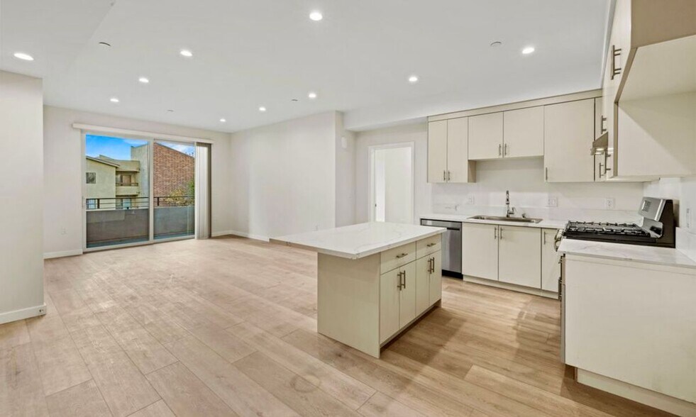 Building Photo - 423 Oak St