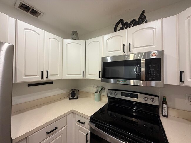 Building Photo - 180 Cypress Club Dr